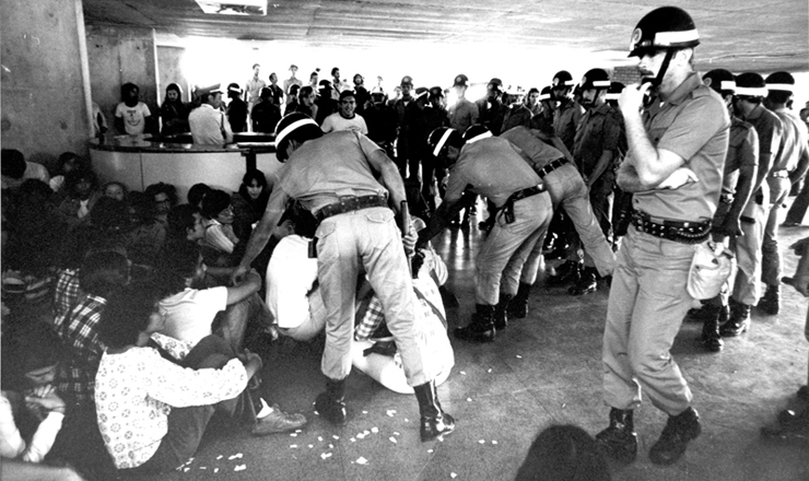  <strong> Polícia reprime estudantes </strong> em greve durante a invasão da Universidade de Brasília em junho de 1977      