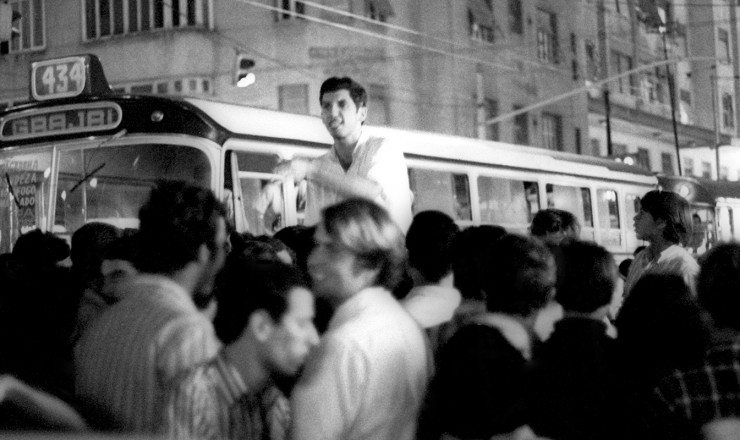  <strong> O líder estudantil Franklin Martins </strong> discursa no comício relâmpago em protesto pela prisão de Vladimir Palmeira       