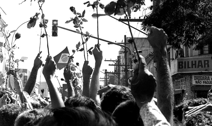  <strong> Grevistas desafiam helicópteros</strong> da polícia durante manifestação de 1º de maio de 1980 