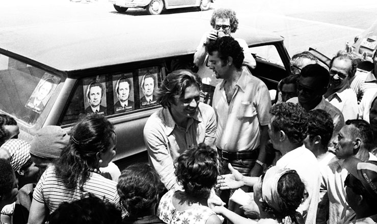  <strong> Marcos Freire </strong> (centro), candidato do MDB ao Senado, faz boca de urna em Recife na eleição de 1974 