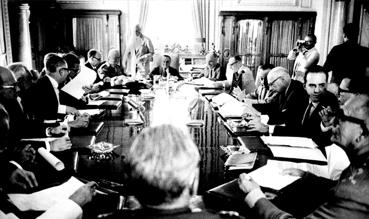 <strong> Reunião do Conselho de Segurança Nacional,</strong> presidida por Castelo Branco e que aprovou o AI-3, em 5 de fevereiro de 1966 