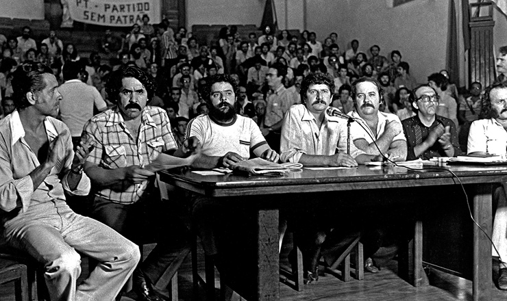  <strong> Mesa que presidiu o ato </strong> de fundação do PT no Colégio Sion, em São Paulo, em 10 de fevereiro de 1980 