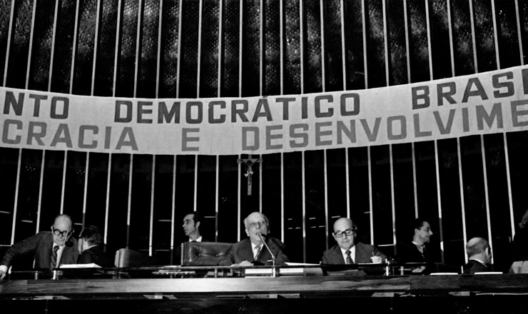  <strong> MDB lança a anticandidatura </strong> de Ulysses Guimarães (centro, ao lado de Tancredo Neves) à Presidência da República, em 23 de setembro 1973