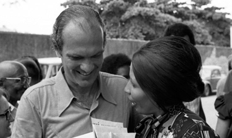  <strong> Saturnino Braga, candidato ao Senado </strong> pelo Rio de Janeiro, chega à seção eleitoral para votar em 1974 