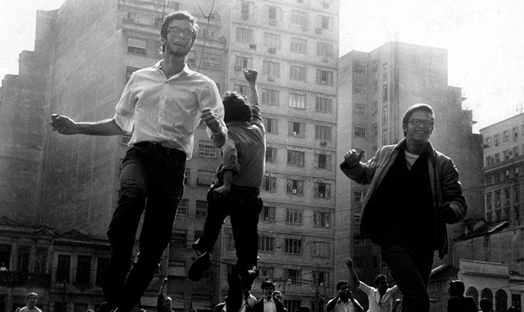  <strong> Na Sexta-Feira Sangrenta, </strong> 21 de junho de 1968, o momento do encontro de duas passeatas no Rio de Janeiro