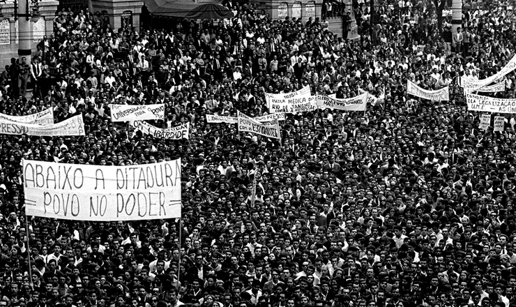  <strong> A Passeata dos Cem Mil</strong> lota as ruas do centro do Rio de Janeiro, em junho de 1968