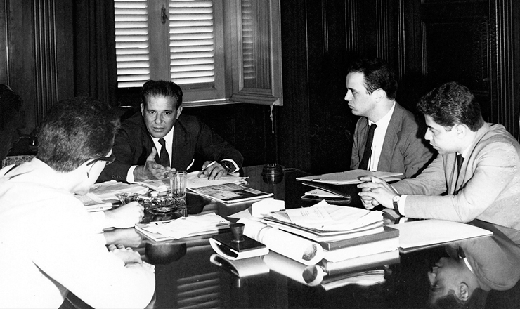  <strong> João Goulart recebe </strong> José Serra (à sua esq.), presidente da UNE, e Marcelo Cerqueira, em 23 de janeiro de 1964 
