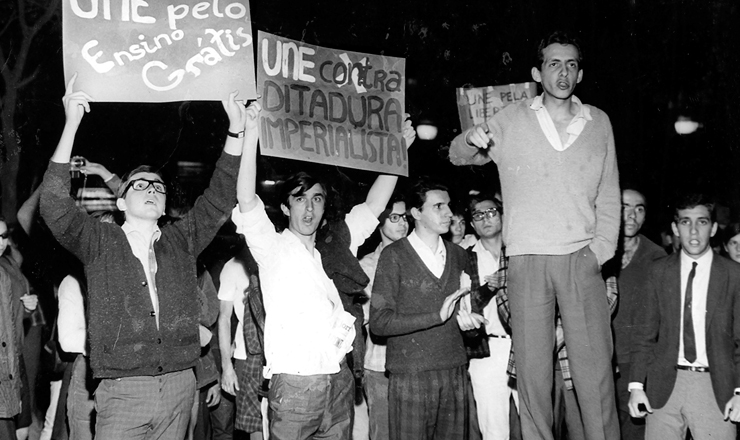  <strong> Luís Travassos faz comício-relâmpago</strong> no encerramento do 29º Congresso da UNE, quando foi eleito presidente da entidade, em 1967 