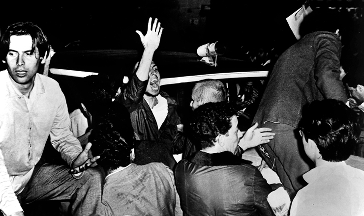  <strong> José Dirceu </strong> (esq.) na passeata de protesto pela morte de Edson Luís, em São Paulo, em abril de 1968