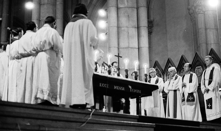  <strong> Religiosos fazem missa </strong> em memória de Alexandre Vannucchi Leme na Catedral da Sé, em 30 de março de 1973 