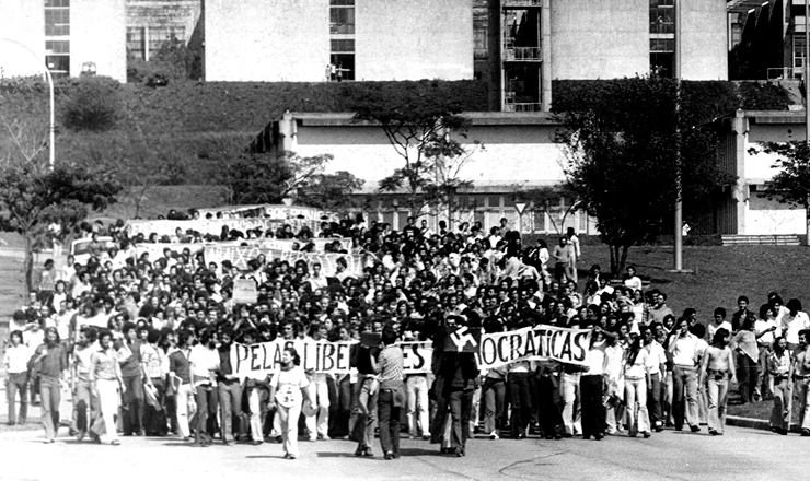  <strong> Passeata deixa a USP </strong> rumo ao largo de Pinheiros, na zona oeste de São Paulo, em 30 de março de 1977 