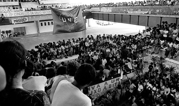  <strong> Sessão do 31º Congresso da UNE,</strong>  em Salvador, em maio de 1979, quando a entidade começa a retomar se reorganizar