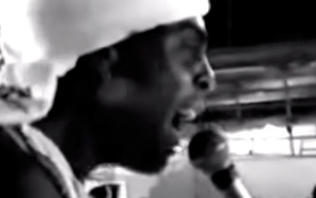  Durante seu exílio em Londres, Gilberto Gil estreita seus laços com o reggae. Regravando músicas dos maiores ícones da canção jamaicana, Gil traz o reggae para o Brasil, associando claramente a canção jamaicana e a identidade negra.