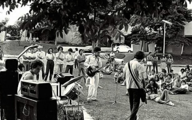   Os grandes espaços públicos de Brasília eram transformados em palco em que o contato com a plateia era direto. A cidade passava a ser um lugar de manifestação cultural e política.