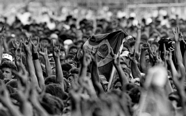  A superestrutura montada para o "Rock in Rio", em 1985, mudou radicalmente o modo com que as bandas se relacionavam com o público e com a mídia. O rock entra na era do profissionalismo e da difusão midiática.