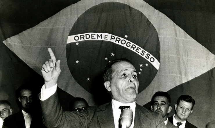  <strong> Luís Carlos Prestes discursa </strong> no encerramento do 5º Congresso do PCB, na Associação Brasileira de Imprensa, no Rio, em setembro de 1960 