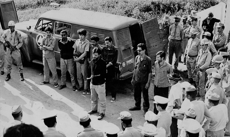  <strong> Guerrilheiros presos </strong> na serra do Caparaó, liderados por militares cassados ligados ao MNR