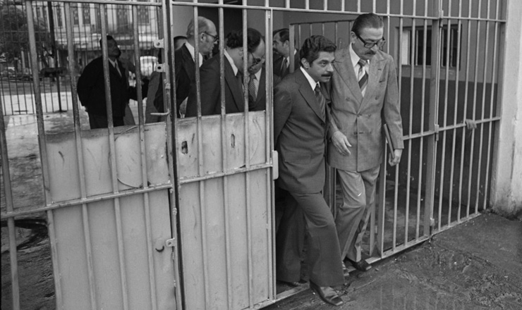  <strong> O senador Teotônio Vilela </strong> (à dir.) chega ao presídio Milton Dias Moreira, no Rio, para visita aos presos políticos, em 11 de julho de 1979