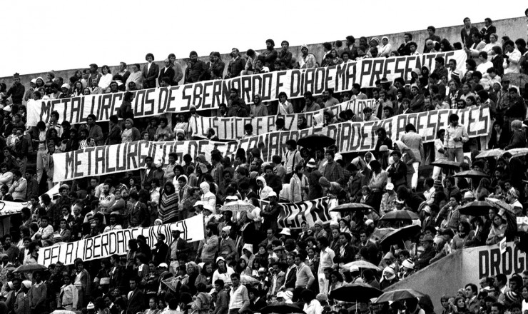  <strong> Operários aguardam </strong> a chegada do papa João Paulo 2° ao estádio do Morumbi, em São Paulo