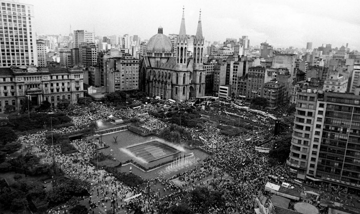  <strong> Comício na praça da Sé,</strong> em São Paulo, que teve a participação de 300 mil pessoas, em 25 de janeiro