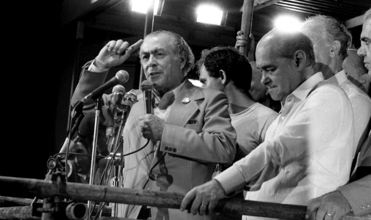 <strong> O governador Leonel Brizola </strong> discursa na Candelária ao lado de Tancredo Neves (MG, à sua dir.) e José Richa (PR)