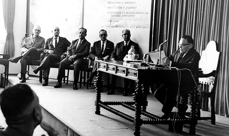  <strong> O general Castelo Branco </strong> faz conferência na Escola Superior de Guerra, 1967  