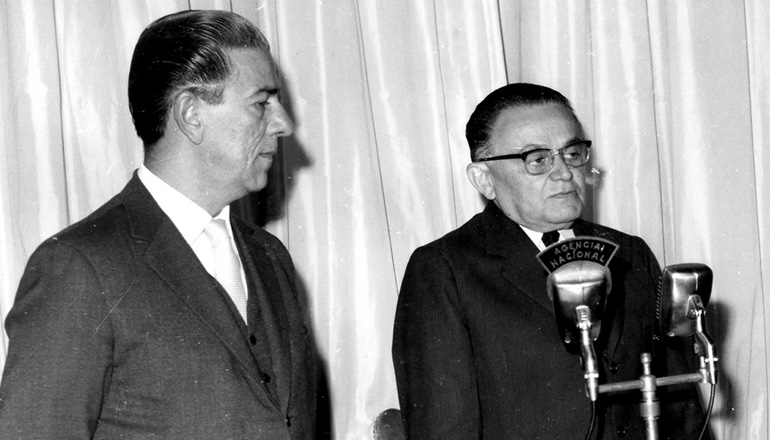  <strong>  Castelo Branco sanciona</strong> a Lei Antigreve acompanhado de Arnaldo Sussekind, ministro do Trabalho e Previdência Social, 1º de junho de 1964