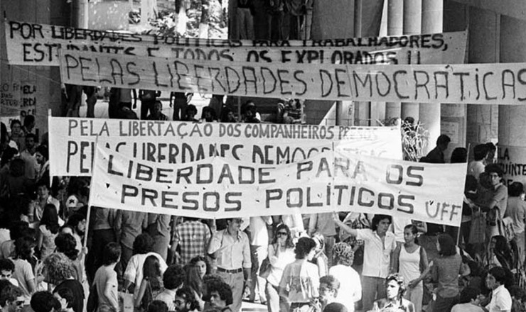  <strong> Manifestação organizada </strong> por estudantes da PUC-RJ, que reuniu 7 mil participantes   