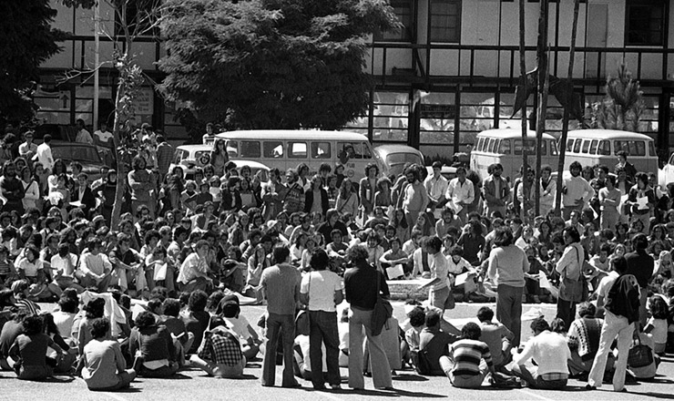  <strong> Estudantes reunidos </strong> em assembleia no campus da UnB   