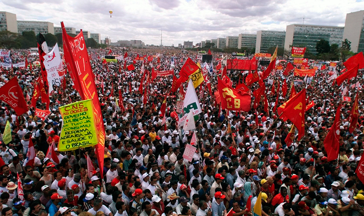  <strong> Na Esplanada dos Ministérios, </strong> manifestação organizada por organizações da sociedade civil e partidos de oposição reúne cem mil pessoas   