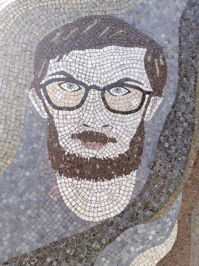  Mosaico em placa de homenagem a&nbsp;Honestino Guimar&atilde;es&nbsp;na Universidade de Bras&iacute;lia