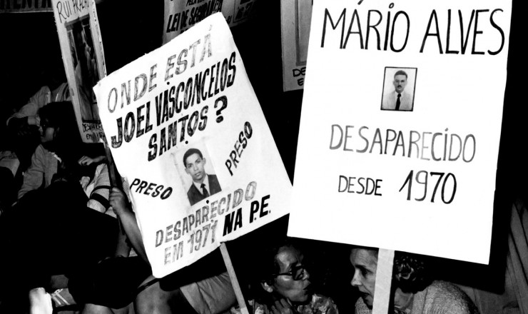  <strong> Manifestação na Cinelândia,</strong> no Rio de Janeiro, em agosto de 1980, cobra notícias sobre desaparecidos políticos   