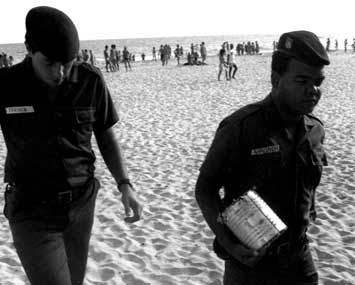 Latas de maconha são jogadas no mar