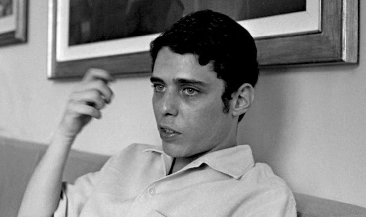   <strong> Chico Buarque</strong> de Hollanda ao retornar do exílio na Europa   