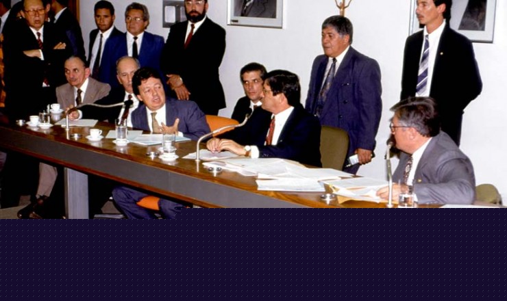  <strong> Secretário particular de Collor, Cláudio Vieira </strong> (terceiro à mesa, da esq. para a dir.) afirmou à CPI que o alto padrão de vida do presidente era mantido graças às sobras de um empréstimo de US$ 3,75 milhões contraído no Uruguai   