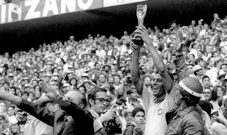   <strong> O capitão Carlos Alberto</strong> levanta a taça na conquista do tricampeonato mundial de futebol, no México  