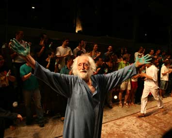 Conselheiro chega ao palco do teatro