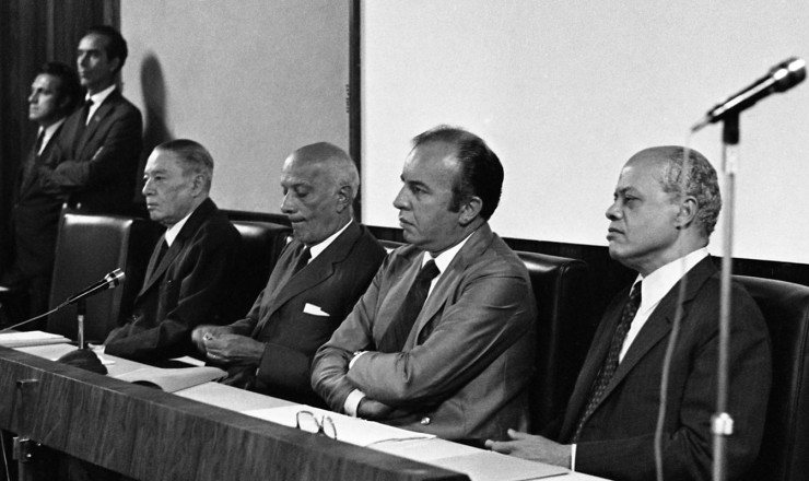   <strong> Ulysses Guimarães,</strong> o novo presidente do MDB, ladeado por Oscar Pedroso Horta (à esq.) e Nelson Carneiro (ponta direita)   
