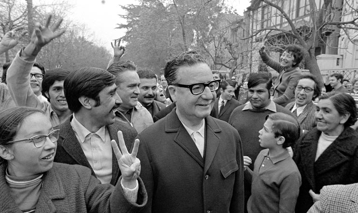  <strong> Em setembro de 1970, Allende </strong> (ao centro) chega à seção eleitoral para votar no pleito que o elegeu presidente do Chile