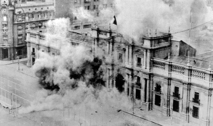 <strong> O Palácio de La Moneda</strong> é bombardeado no dia do golpe militar que derrubou o presidente Salvador Allende