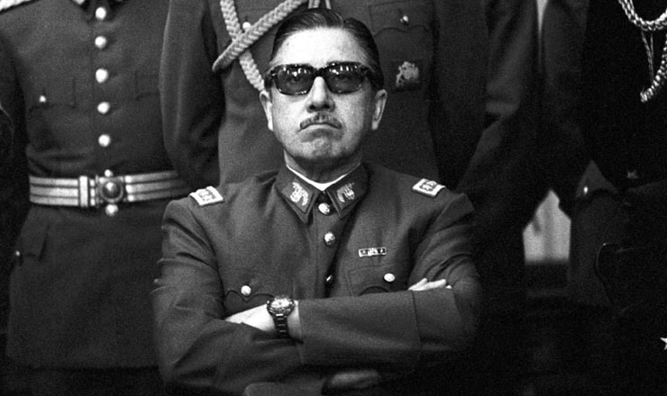 <strong> O general Augusto Pinochet </strong> (sentado), líder do golpe de Estado em 1973 que ficou à frente da ditadura militar até 1990