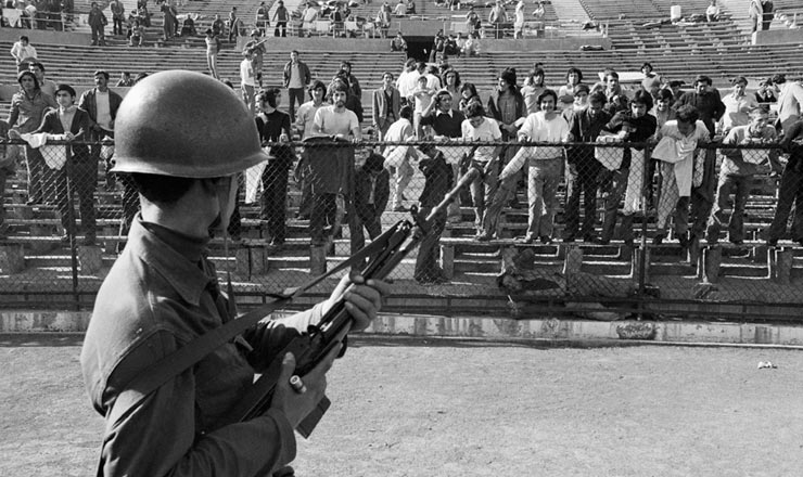  <strong> O Estádio Nacional, em Santiago, </strong> transformado pelos golpistas em centro de detenção, tortura e assassinato de apoiadores do regime deposto