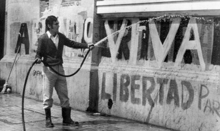  <strong> Pichações do período Allende </strong> são eliminadas depois do golpe militar das paredes da Universidade do Chile, em setembro de 1973