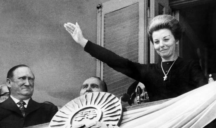  <strong> Isabel Martinez de Perón,</strong>  mulher, vice e substituta de Juan Domingo Perón na Presidência da Argentina, que ocupou entre julho de 1974 e março de 1976 