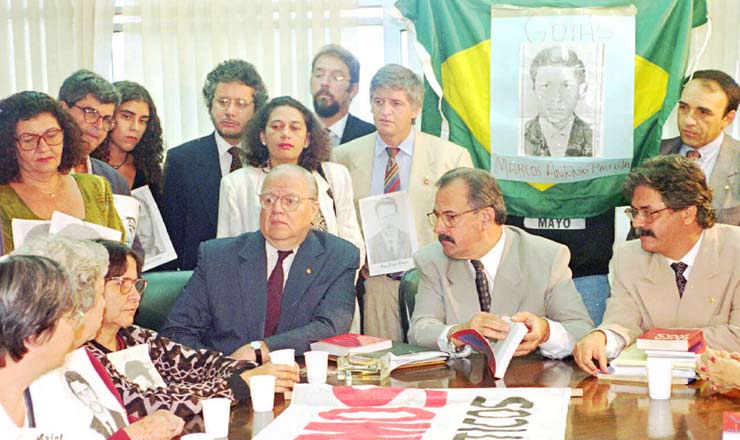  <strong> O ministro da Justiça, Nelson Jobim,</strong> junto com seu secretário José Gregori (à esquerda) e o deputado Nilmário Miranda (à direita), se reúne com a comissão de familiares de desaparecidos
