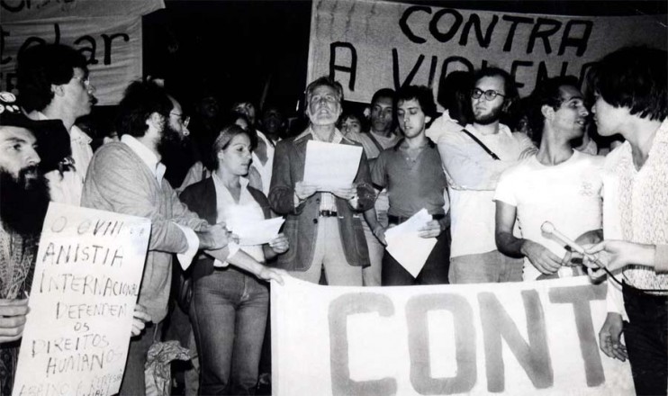  <strong> O artista plástico Darcy Penteado,</strong> editor do jornal alternativo "Lampião da Esquina", discursa no ato de 13 de junho