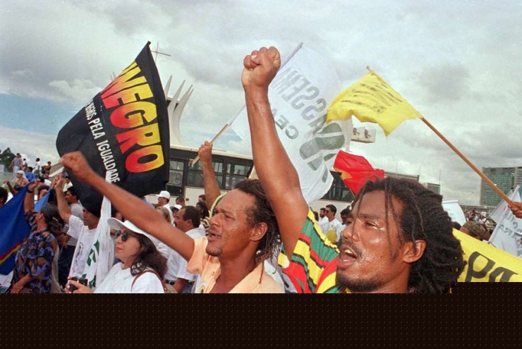  <strong> Manifestantes </strong> na marcha em comemoração dos 300 anos da morte de Zumbi