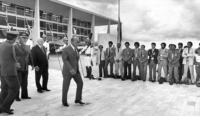       <strong> Figueiredo desce a rampa</strong> em companhia dos ministros Leitão de Abreu e Rubem Ludwig 