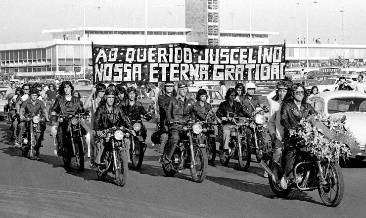   <strong> Motoqueiros homenageiam</strong> o ex-presidente durante cortejo fúnebre em Brasília   