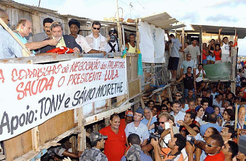 Lula e ministros visitam Brasília Teimosa, na periferia do Recife. Atrás do ex-presidente estão o prefeito de Recife, João Paulo e a ministra da Assistência Social, Benedita da Silva. (Foto: Agência Brasil)